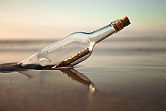 Une bouteille jetée à la mer il y a 50 ans rendue à la fille de son expéditeur Une bouteille jetée à la mer il y a 50 ans rendue à la fille de son expéditeur